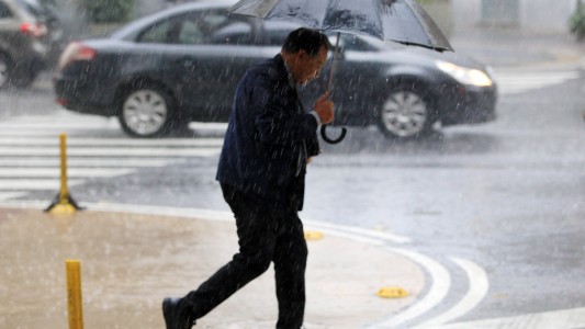 Temporal en Buenos Aires: unos 800 evacuados, daños materiales y alertas rojo y naranja