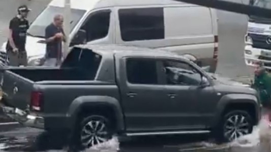 Locura en Avellaneda: le pidieron que no pase por la inundación, pero aceleró y atropelló a un vecino