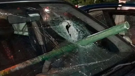 Detuvieron al acusado de arrojar un caño que atravesó el parabrisas de un auto