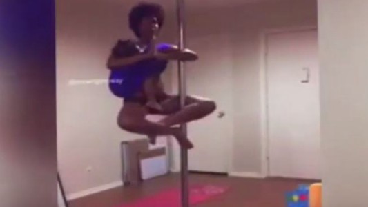 #EsViral La mujer que amamanta a su bebé mientras practica Pole Dance