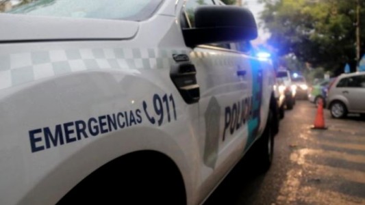 Un efectivo de la Policía de la Ciudad resistió a tiros el robo de su moto y dejó en grave estado a un delincuente