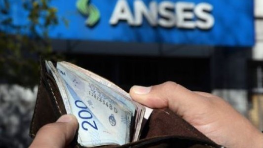 El Gobierno anunció que las jubilaciones y pensiones de abril se pagarán en dos tramos