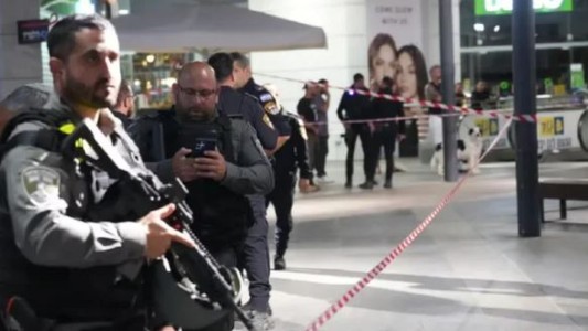 Un terrorista acuchilló e hirió gravemente a un niño y a dos jóvenes en Israel