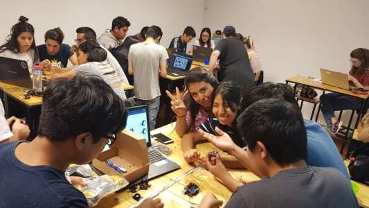 Capacitación IT con salida laboral: la fundación Empujar brinda 120 becas gratuitas