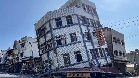 Al menos un muerto y 50 heridos por un sismo en Taiwan: hay alerta en Japón