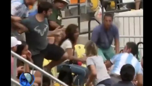 La pelea de un hincha argentino en el partido de Juan Martín Del Potro