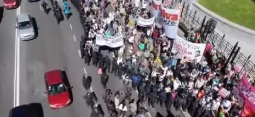 Paro y movilización de CTERA: incidentes entre manifestantes y la Policía de la Ciudad por la aplicación del protocolo antipiquetes