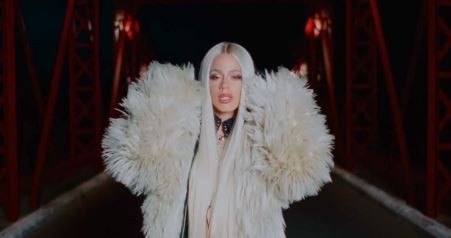 Tini Stoessel presentó su nuevo tema "Posta"