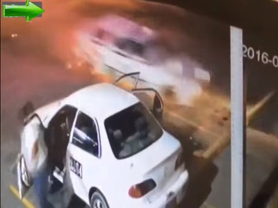 #EsViral El espectacular accidente de un taxi