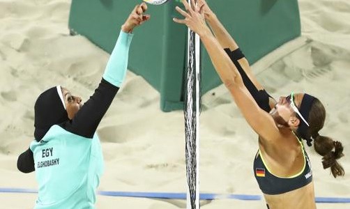 Contraste olímpico: el duelo de voley playa entre las chicas de Egipto y las de Alemania