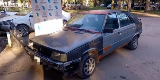 Vio a un hombre revisando un auto en la puerta de su casa y le pegó un tiro