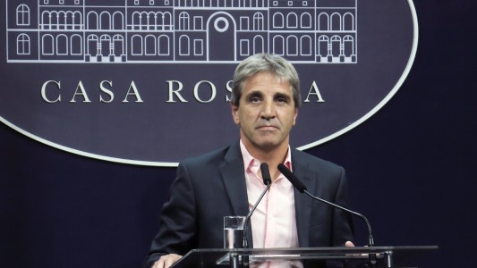 El Gobierno, duro con las prepagas: "Le están declarando la guerra a la clase media", dijo Caputo