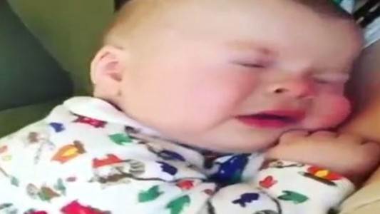 #EsViral Sorprendente reacción de un bebé tras estornudar