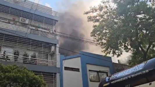 Incendio en un casa de Balvanera: evacuaron una escuela secundaria lindera