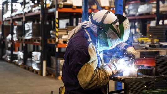 Brutal derrumbe de la industria y la construcción en la recesión más fuerte desde el 2002