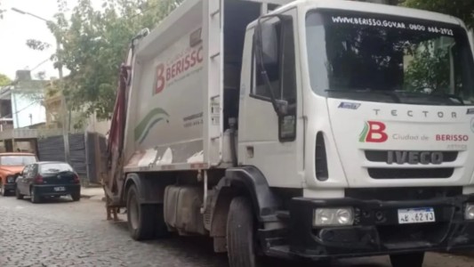 El chofer de un camión de basura atropelló a su compañero