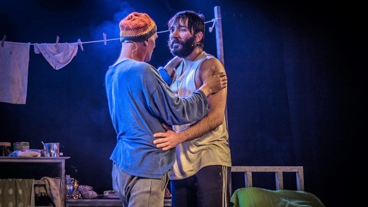 Teatro: Dos prisioneros que comparten una celda en los '70 se dirimen en "El beso de la Mujer Araña"