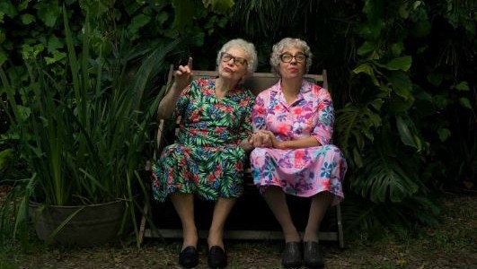 "Cae la noche tropical": una comedia que expone las miserias de cuatro vecinas