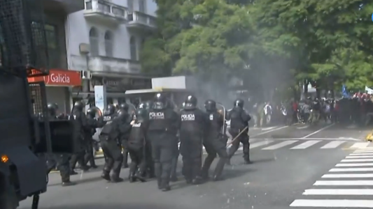 Caos de tránsito y tensión en la 9 de Julio por una manifestación piquetera