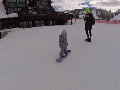 #EsViral Apenas camina y ya sabe esquiar