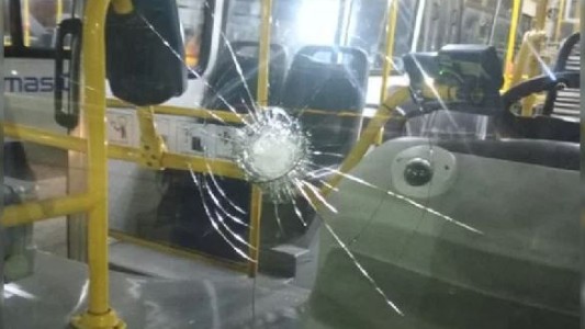 Una empresa de colectivos que no se sumó al paro denunció ataques a sus unidades