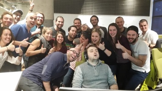 Se quedó dormido en el trabajo, la foto se volvió viral y aparecieron los memes