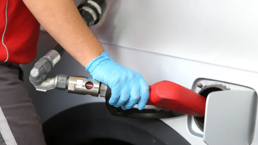 Suba de precios y recesión: cayó la venta de combustibles