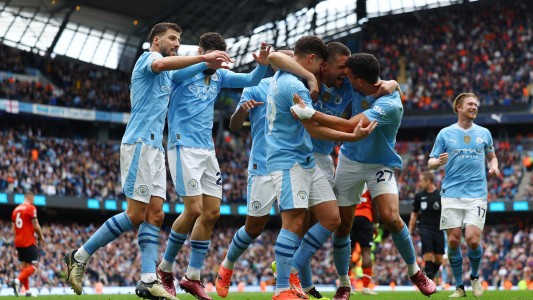 Con Julián Álvarez de titular, el City no le tuvo piedad al Luton y es líder de la Premier
