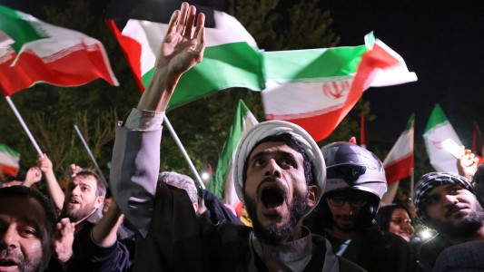 Irán celebra en las calles "el castigo" infligido con ataque a Israel