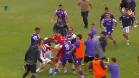 Batalla campal en el fútbol uruguayo: Incidentes tras el encuentro Defensor Sporting vs River Plate