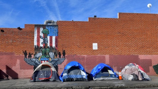 Multa y prisión a los indigentes por dormir en la calle: el caso llegó a la Corte Suprema de Estados Unidos