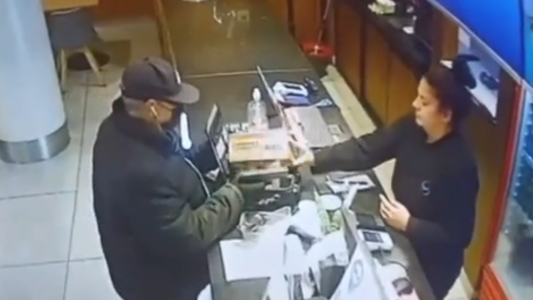 Robo en un restaurante: la cajera se hizo pasar por víctima pero era cómplice