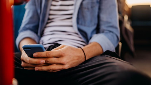 Chubut: denunciaron un grupo de WhatsApp que comparte fotos y videos sexuales de mujeres