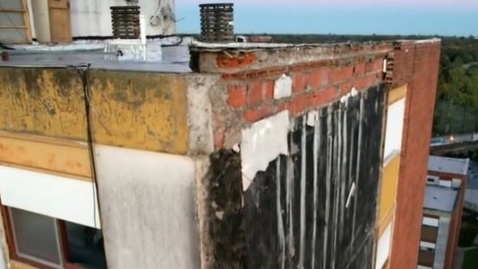 Derrumbe en Garín: cayó parte de una torre en el barrio Fonavi