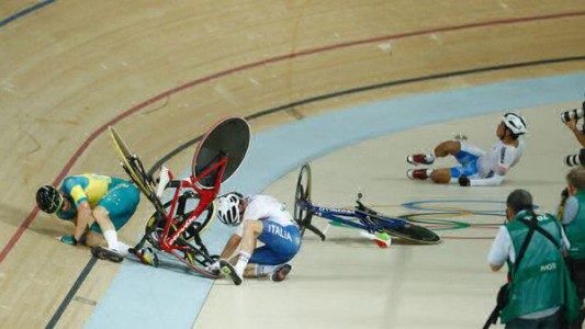 el ciclista inglés que cruzó la bici en la pista, provocó un accidente y se quedó con la medalla de plata