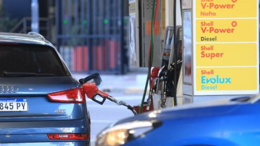 Por la actualización de un impuesto, la nafta aumentaría un 8% en mayo