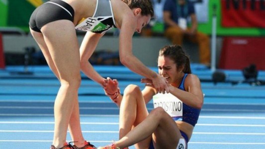 El COI hizo llegar a la final a dos corredoras que protagonizaron un conmovedor gesto deportivo