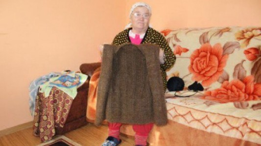 Una abuela tejió un chaleco con su propio pelo, que juntó durante 20 años