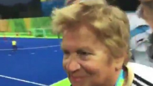 Una leona: la abuela que alienta a Los Leones desde la tribuna