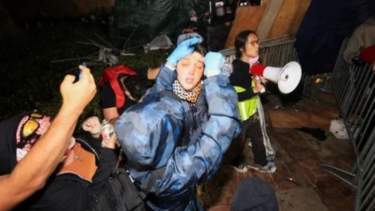 Máxima tensión en Estados Unidos por las protestas en las universidades y la orden policial de desalojar