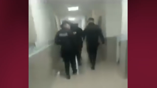 "Eso es muerte": es antivacuna y quiso resistirse a la orden judicial de inocular compulsivamente a su hija