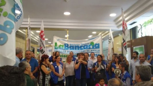 Paritarias: La Bancaria acordó un aumento en línea con la inflación y el sueldo básico superará el $1.200.000