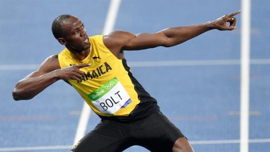 Bolt también brilló en los 200 metros para agrandar su leyenda