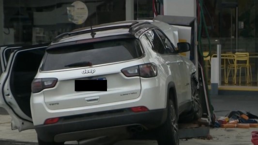 Tras salir campeón, un futbolista de Estudiantes chocó un surtidor en una estación de sercicio