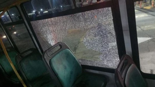 Atacaron a pedradas a dos colectivos de la empresa DOTA cuando llegaban a Puente La Noria