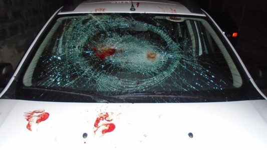 Video: se creyó un "hombre lobo", trató de comerse a dos policías y destrozó un patrullero