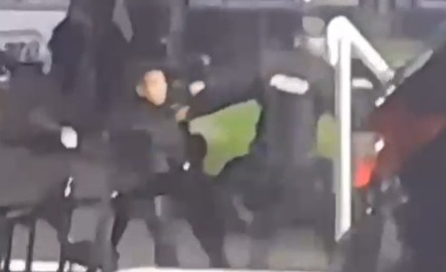 Video: Policías se pelearon entre ellos en la puerta de la Terminal de Ómnibus de Santa Fe