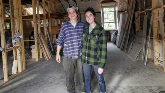 Fue a una subasta y por error gastó todos sus ahorros en una mansión en ruinas de 120 años