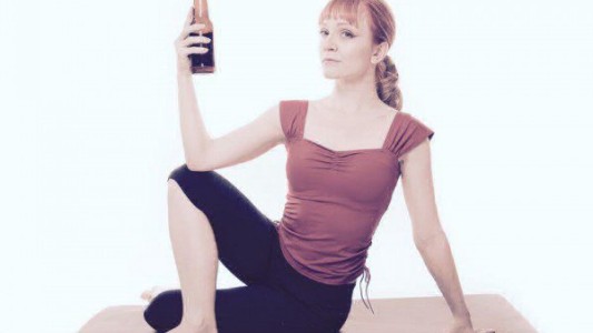 Nuevo método para aliviar el estrés: El "Yoga de la bronca" que incluye gritos, insultos y cerveza