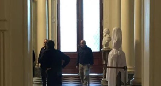 Milei descubrirá este martes un busto de Menem en la Casa Rosada: el significado de la fecha